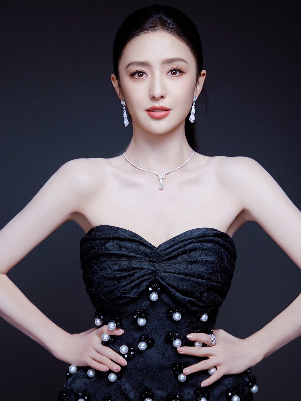 佟丽娅蝶栖于夜身披星芒 墨色之上望见流动星轨