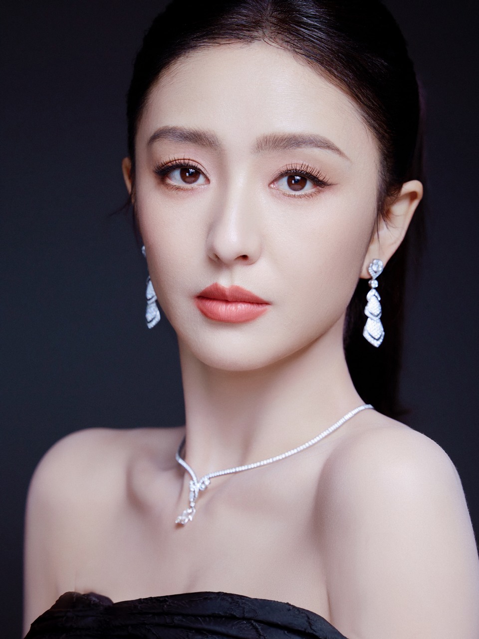 佟丽娅蝶栖于夜身披星芒 墨色之上望见流动星轨  第9张