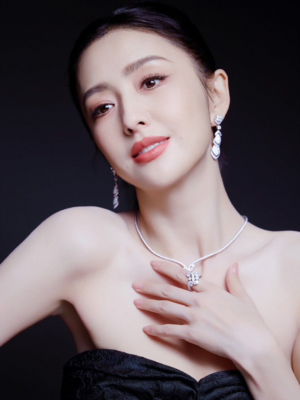 佟丽娅蝶栖于夜身披星芒 墨色之上望见流动星轨  第8张