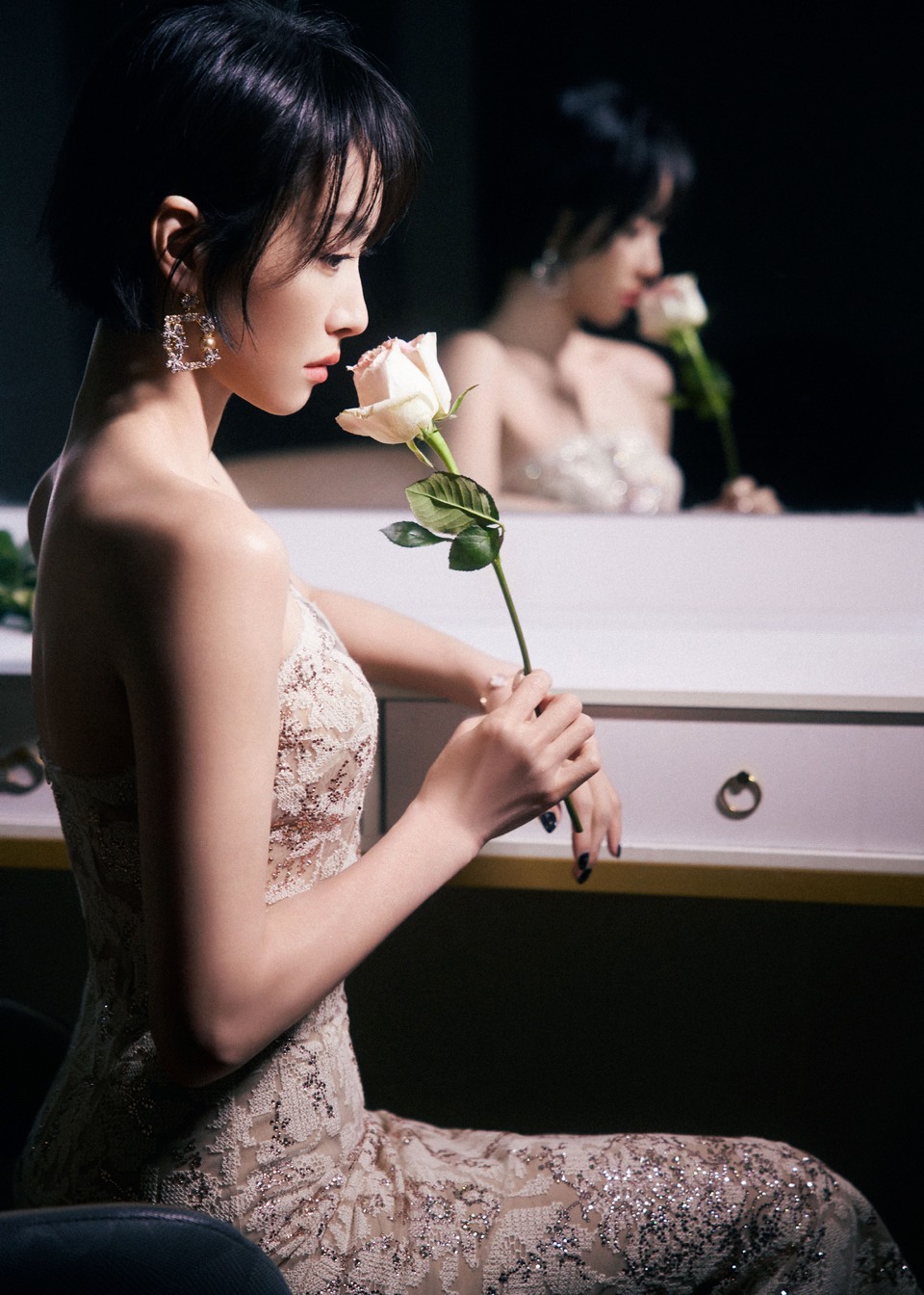 宋茜雾金铺陈勾勒温婉轮廓 优雅闪耀自在勾勒  第9张