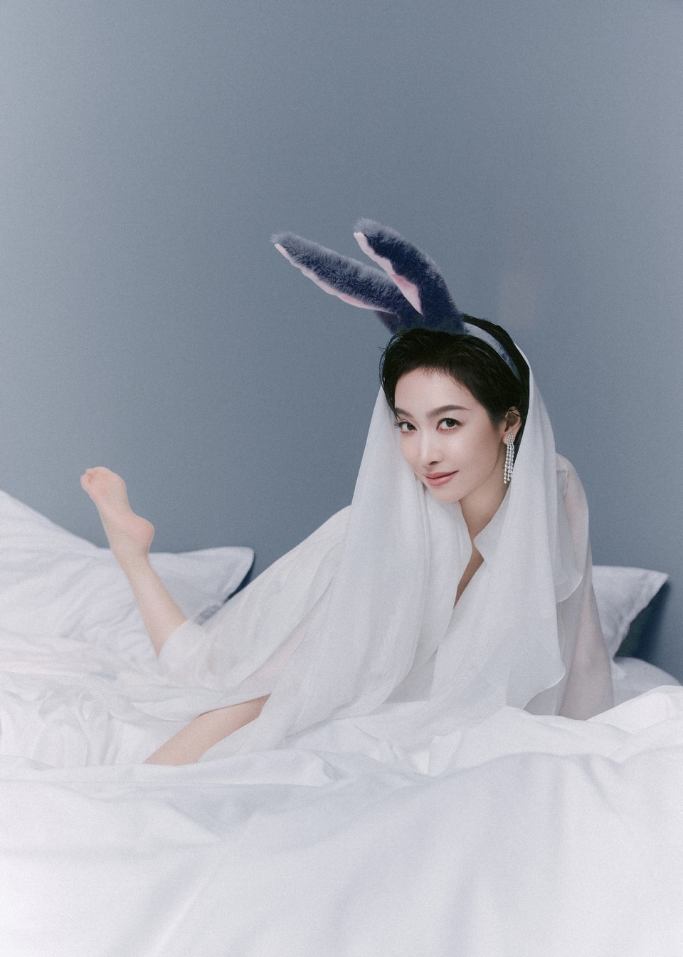 宋茜白裙曳地如落雪未融 亦如晨光铺就的诗行