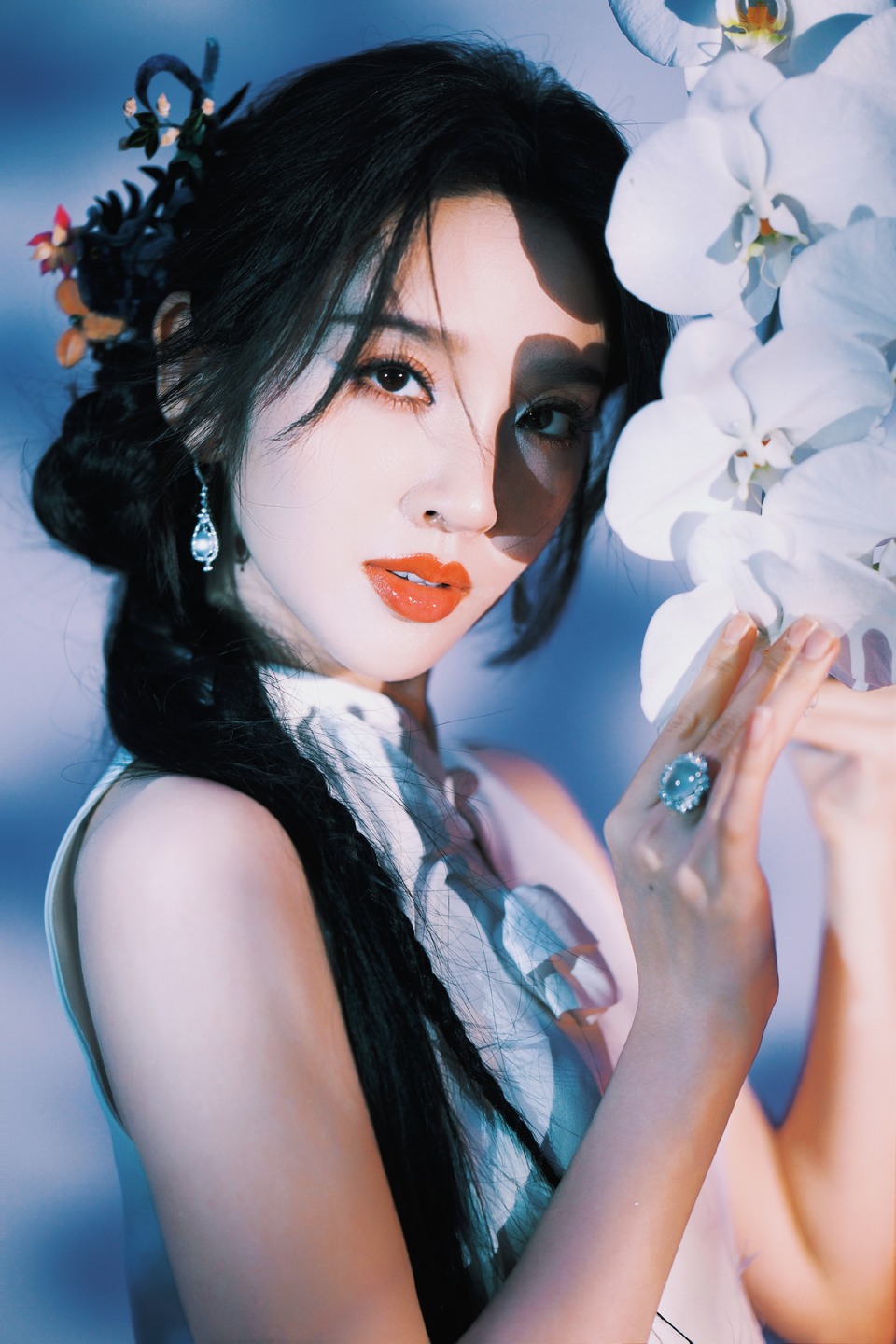 唐艺昕一景一物皆藏雅韵 一花一伞尽展温婉  第11张