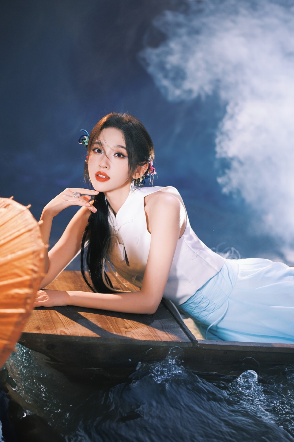 唐艺昕一景一物皆藏雅韵 一花一伞尽展温婉  第7张