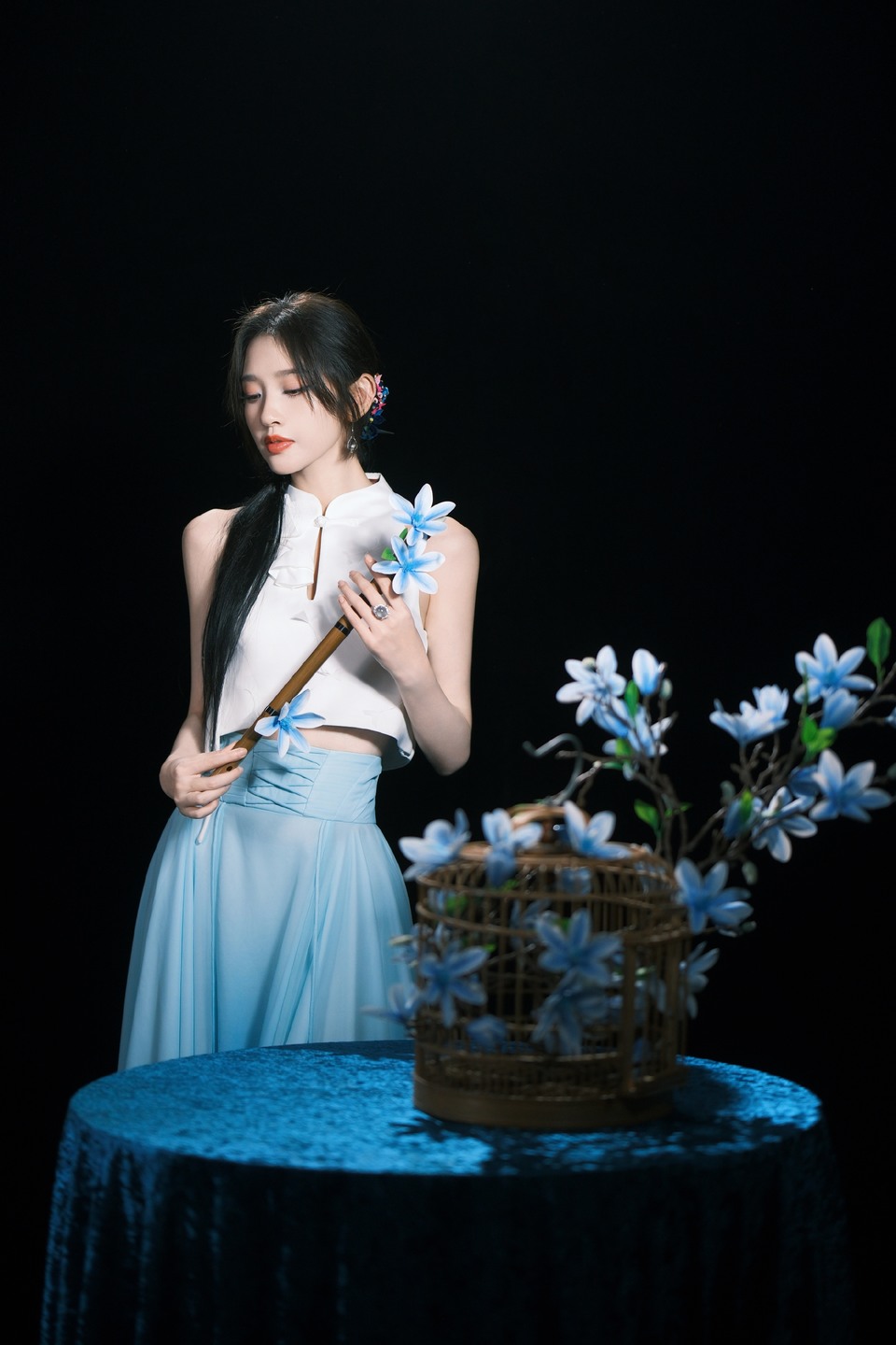 唐艺昕一景一物皆藏雅韵 一花一伞尽展温婉  第3张