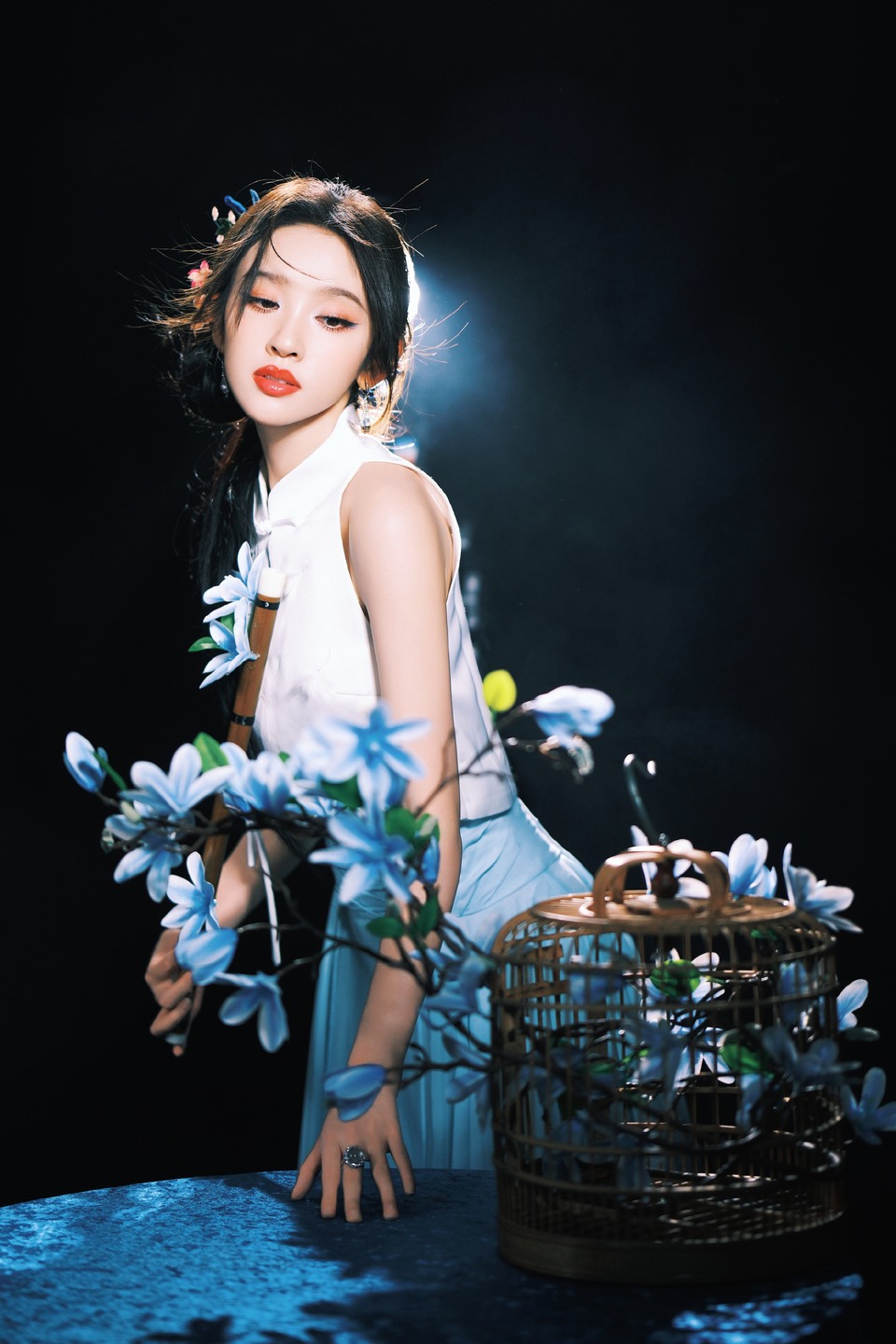 唐艺昕一景一物皆藏雅韵 一花一伞尽展温婉  第9张