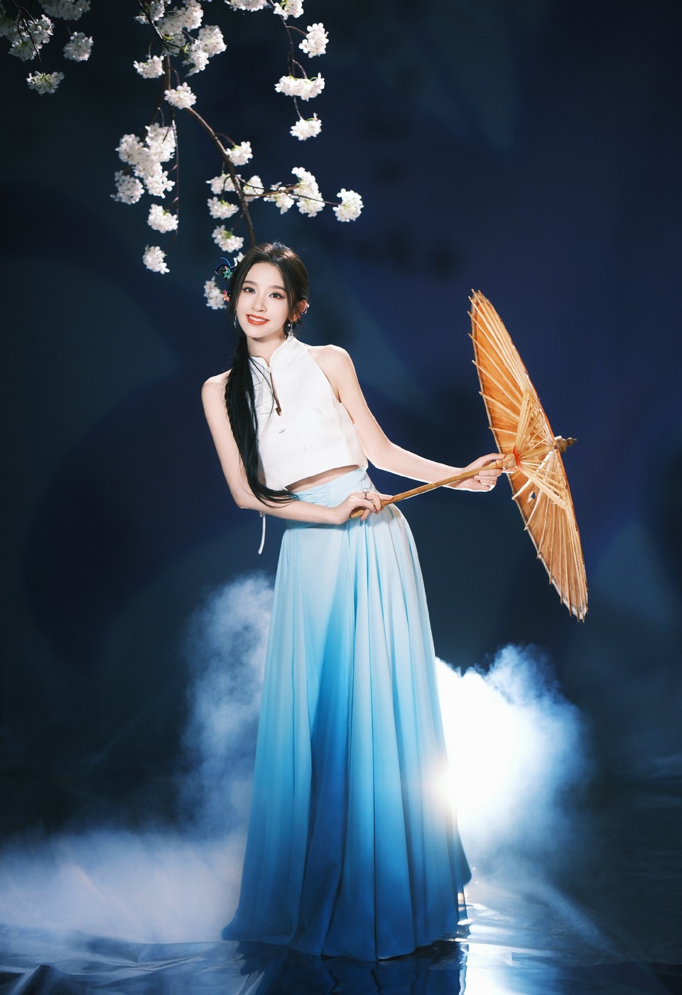 唐艺昕一景一物皆藏雅韵 一花一伞尽展温婉  第4张