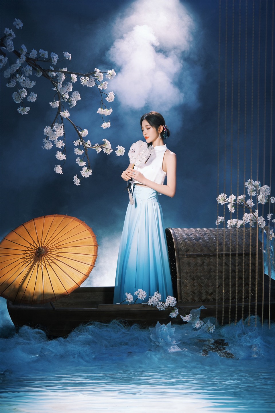 唐艺昕一景一物皆藏雅韵 一花一伞尽展温婉  第8张