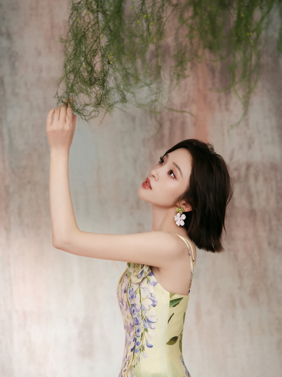 唐艺昕繁花点缀绿意满间 扑面而来的夏日氧气感  第10张