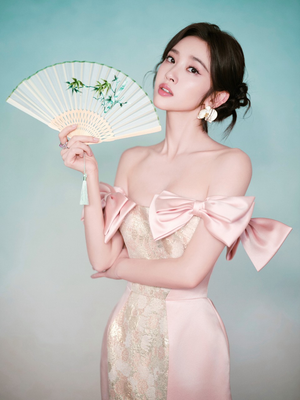 唐艺昕邂逅初夏温柔夜色悠然粉韵 勾勒一抹清甜  第7张