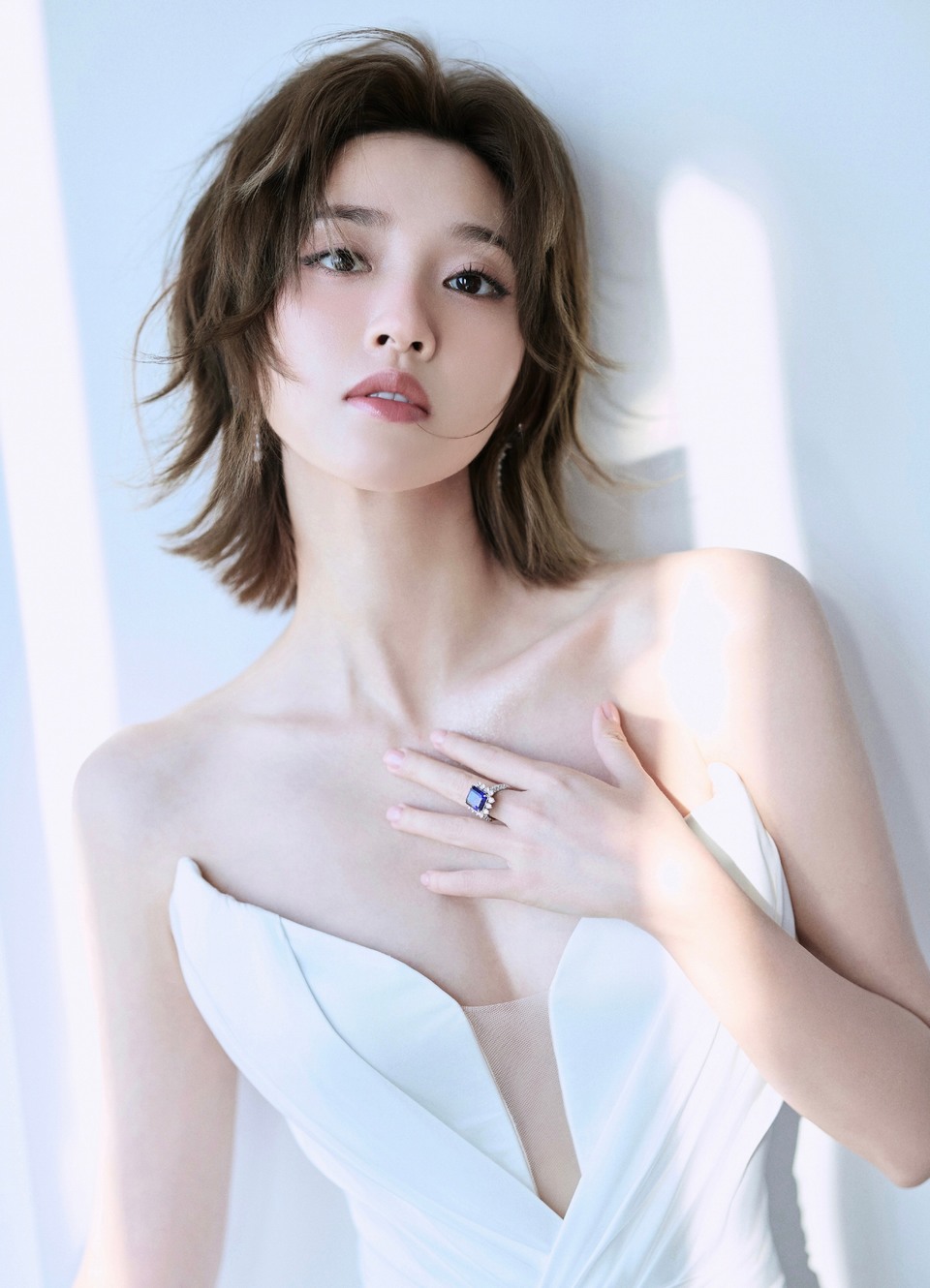 唐艺昕光影交织花香馥郁 一帧一瞬魅力时刻  第10张