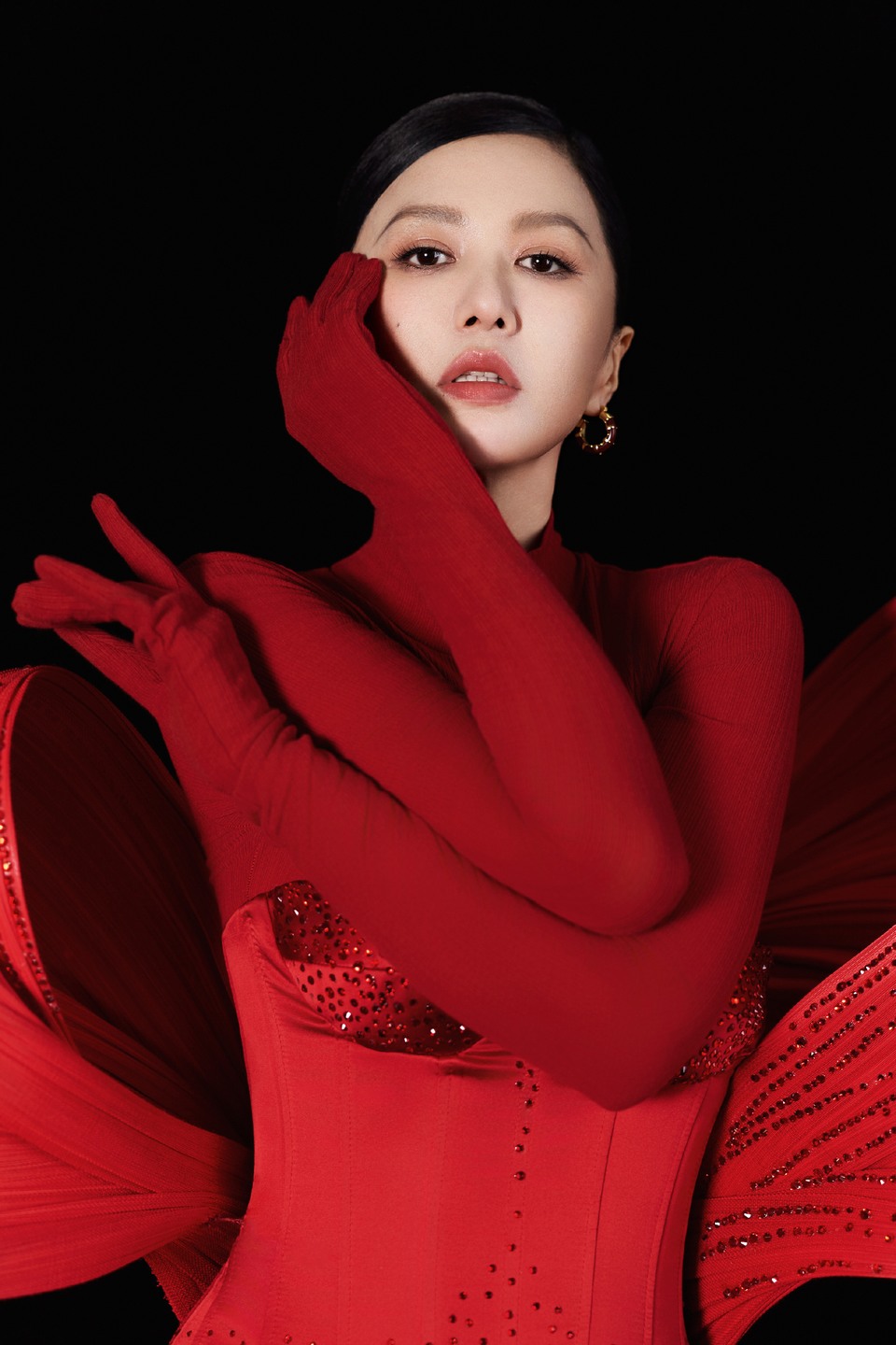 谭维维红色一抹热烈明亮 倔强赤诚有生命力  第5张