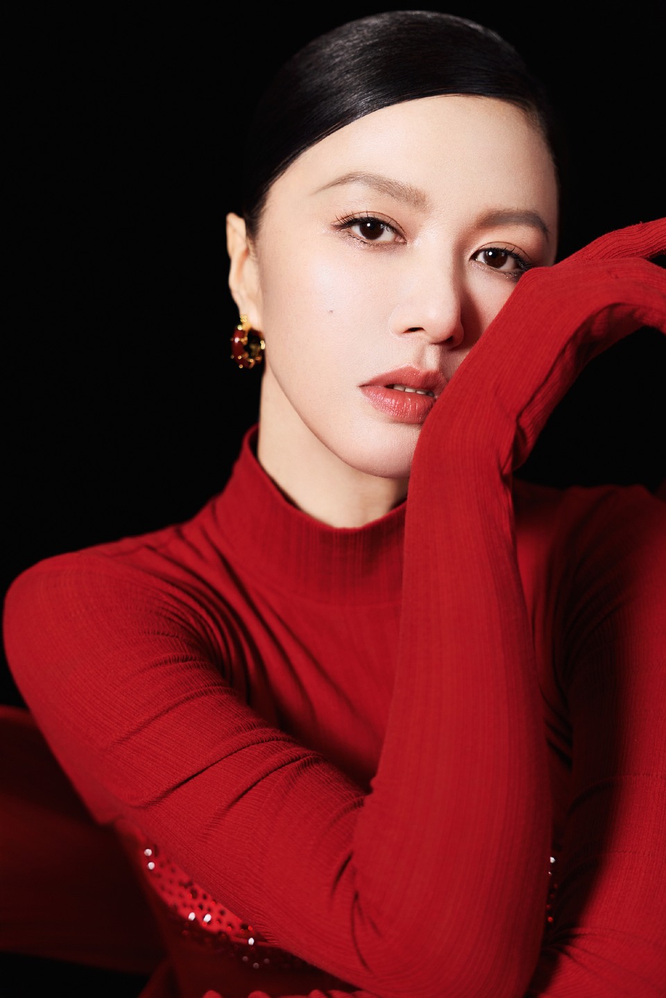 谭维维红色一抹热烈明亮 倔强赤诚有生命力  第9张