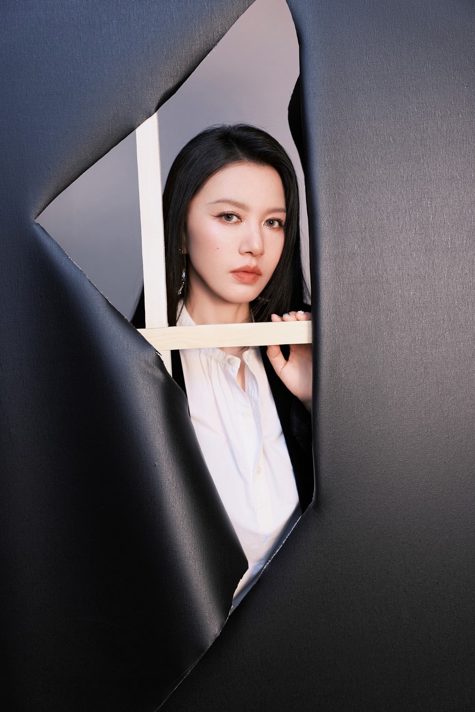 谭维维工装剪裁承载松弛气场 率性姿态解锁无限风格  第8张