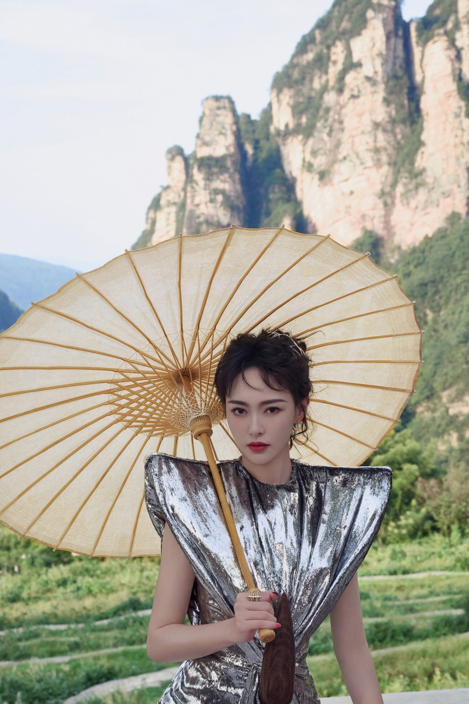唐嫣在泼墨的山水画间 粼粼流光溢出来的美貌  第7张
