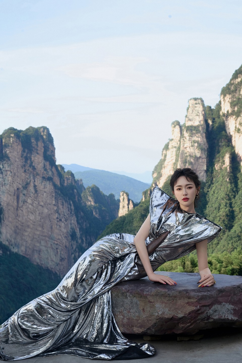 唐嫣在泼墨的山水画间 粼粼流光溢出来的美貌