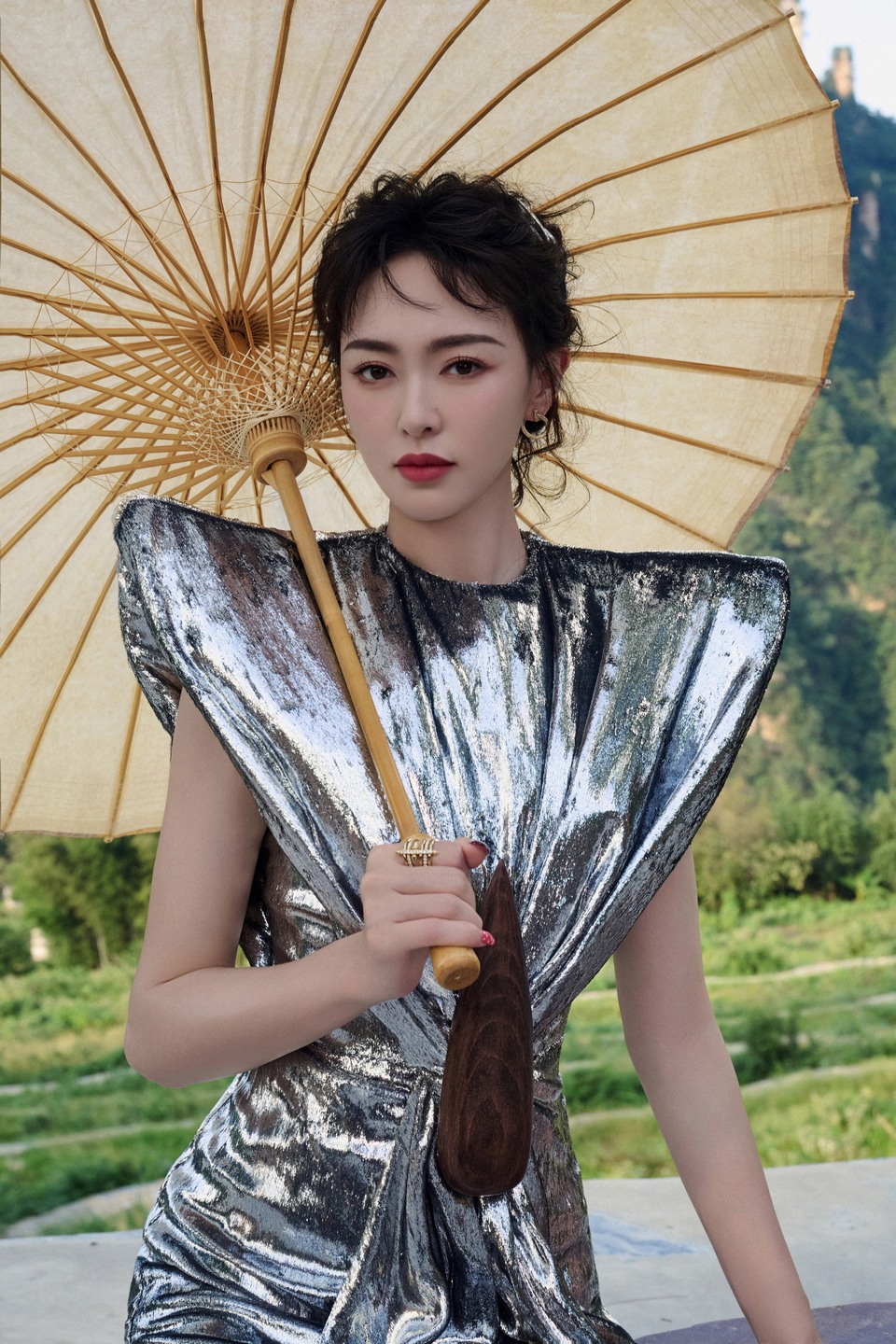 唐嫣在泼墨的山水画间 粼粼流光溢出来的美貌