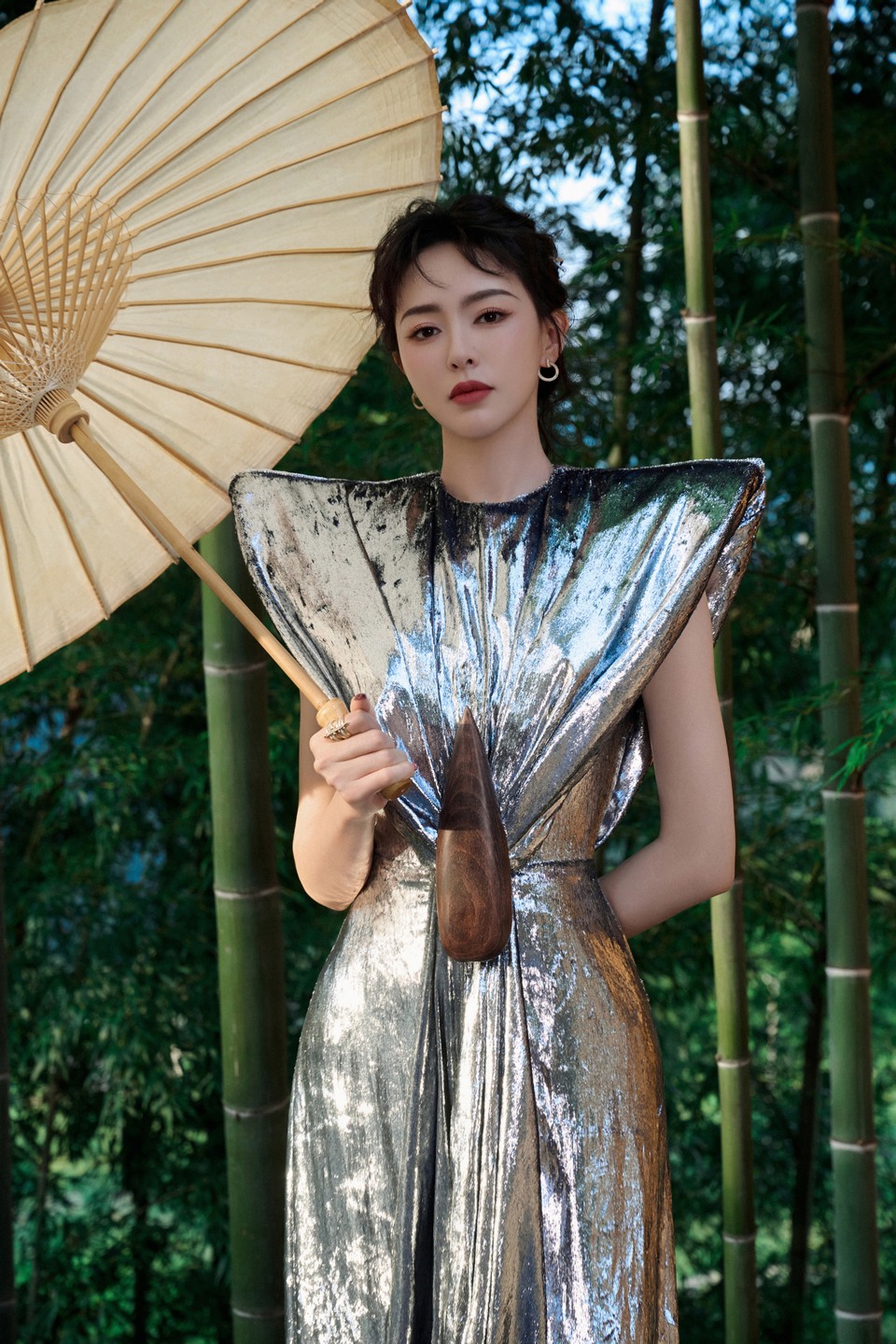 唐嫣在泼墨的山水画间 粼粼流光溢出来的美貌