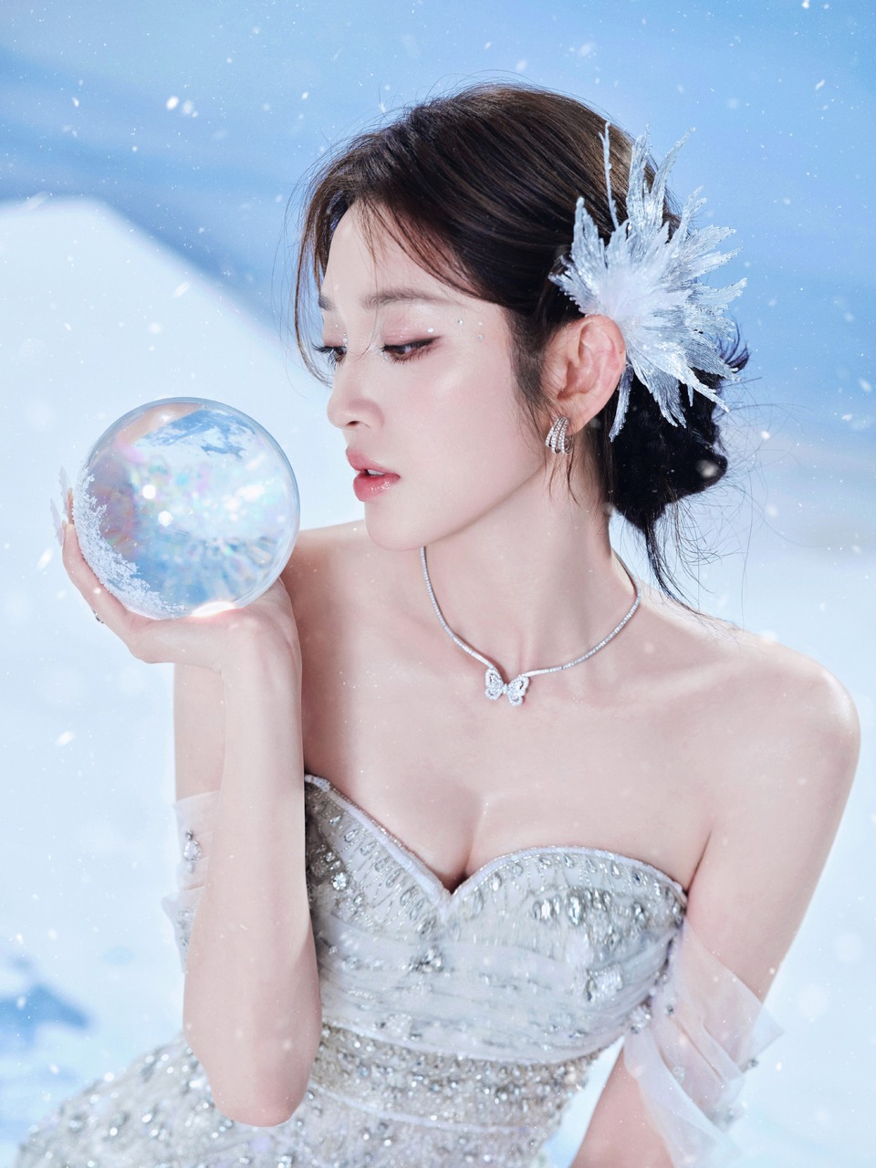 唐艺昕雪域落白裙缀碎钻 于漫天飞雪里盛放温柔  第7张