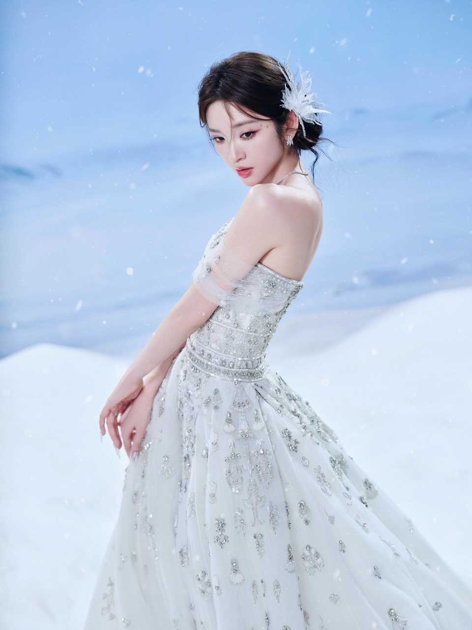 唐艺昕雪域落白裙缀碎钻 于漫天飞雪里盛放温柔