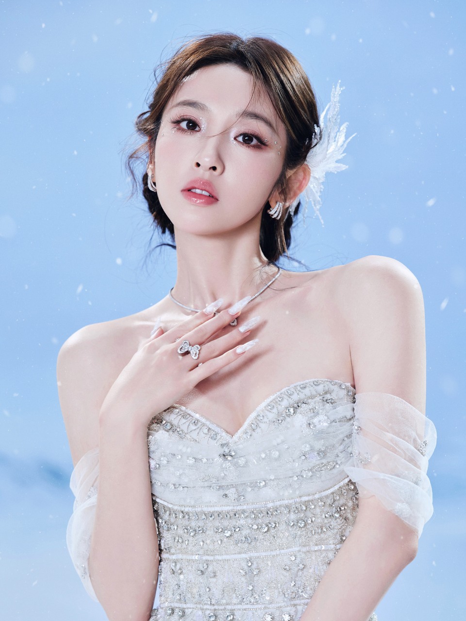唐艺昕雪域落白裙缀碎钻 于漫天飞雪里盛放温柔