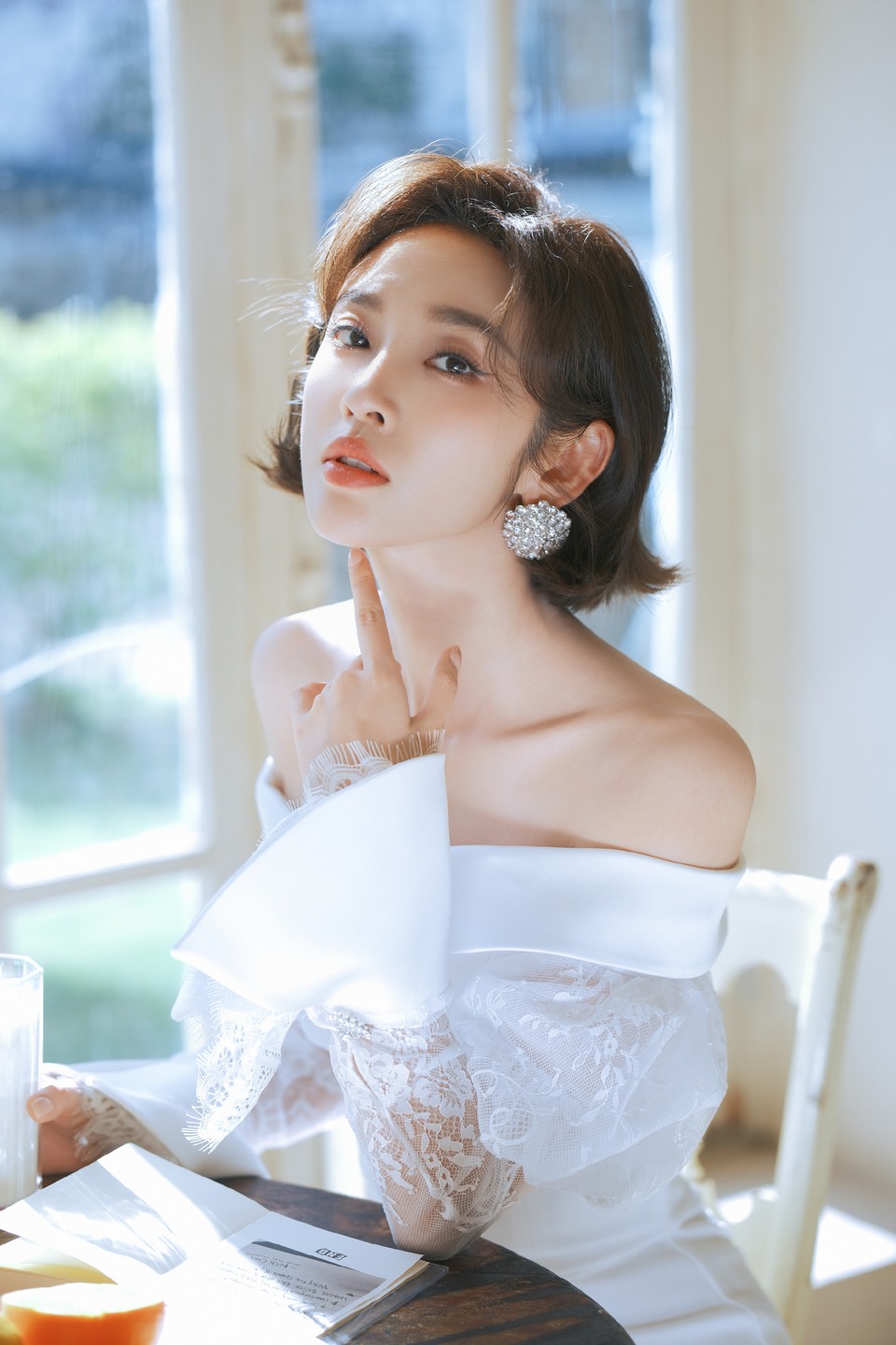 唐艺昕清甜笑意治愈全场 尽显从容优雅