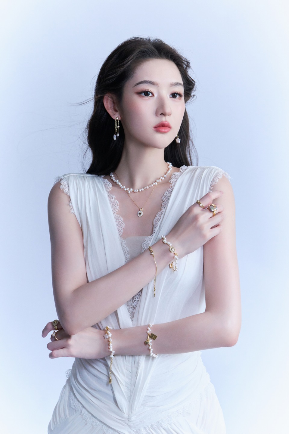 王玉雯华服之下极致优雅 雾白星河间缱绻满溢  第9张