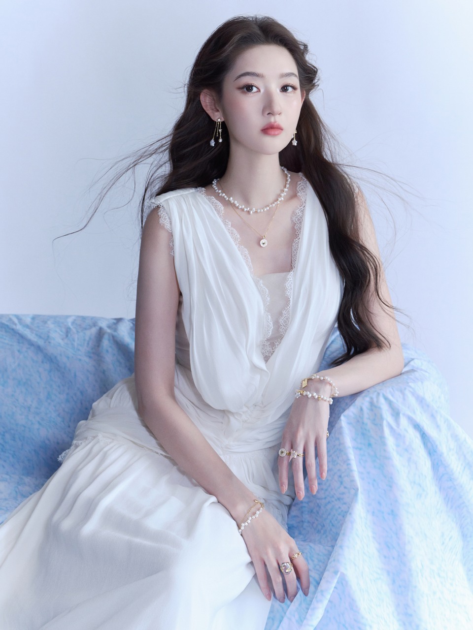 王玉雯华服之下极致优雅 雾白星河间缱绻满溢