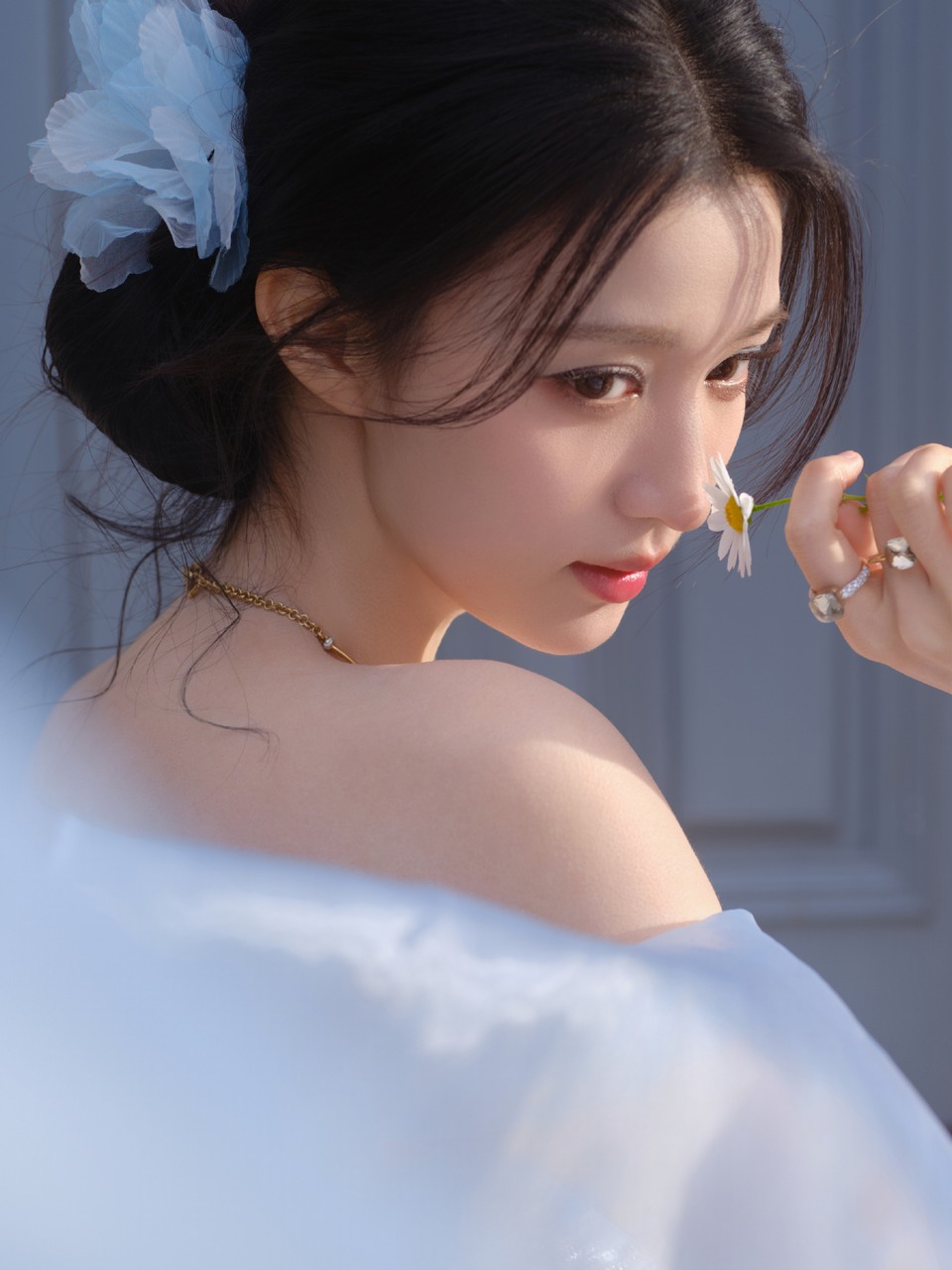王楚然把呼吸埋进繁花与绿意 让温柔漫过眼底  第7张