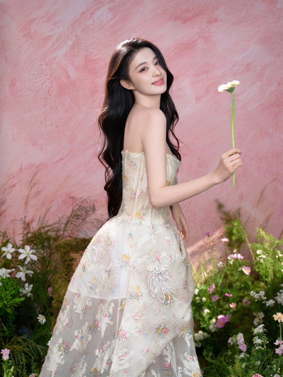 王楚然馥郁缱绻花影婆娑 盎然生机中遇见