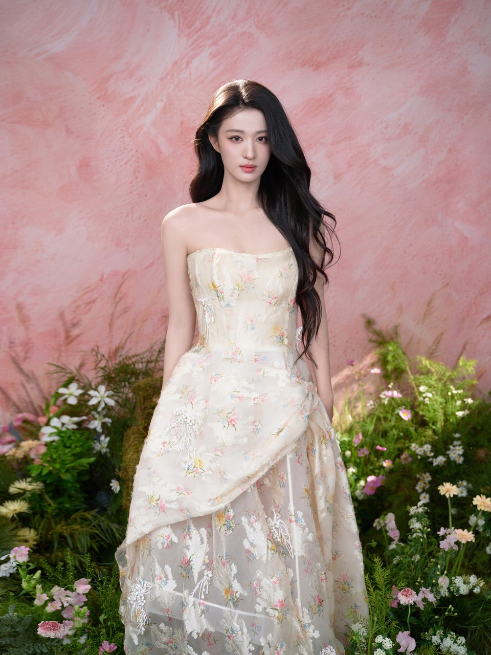 王楚然馥郁缱绻花影婆娑 盎然生机中遇见  第8张