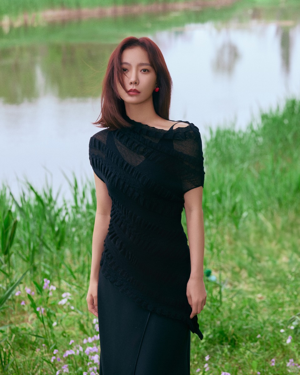 王珞丹简约黑裙自在随性 草木含香静享悠然时光