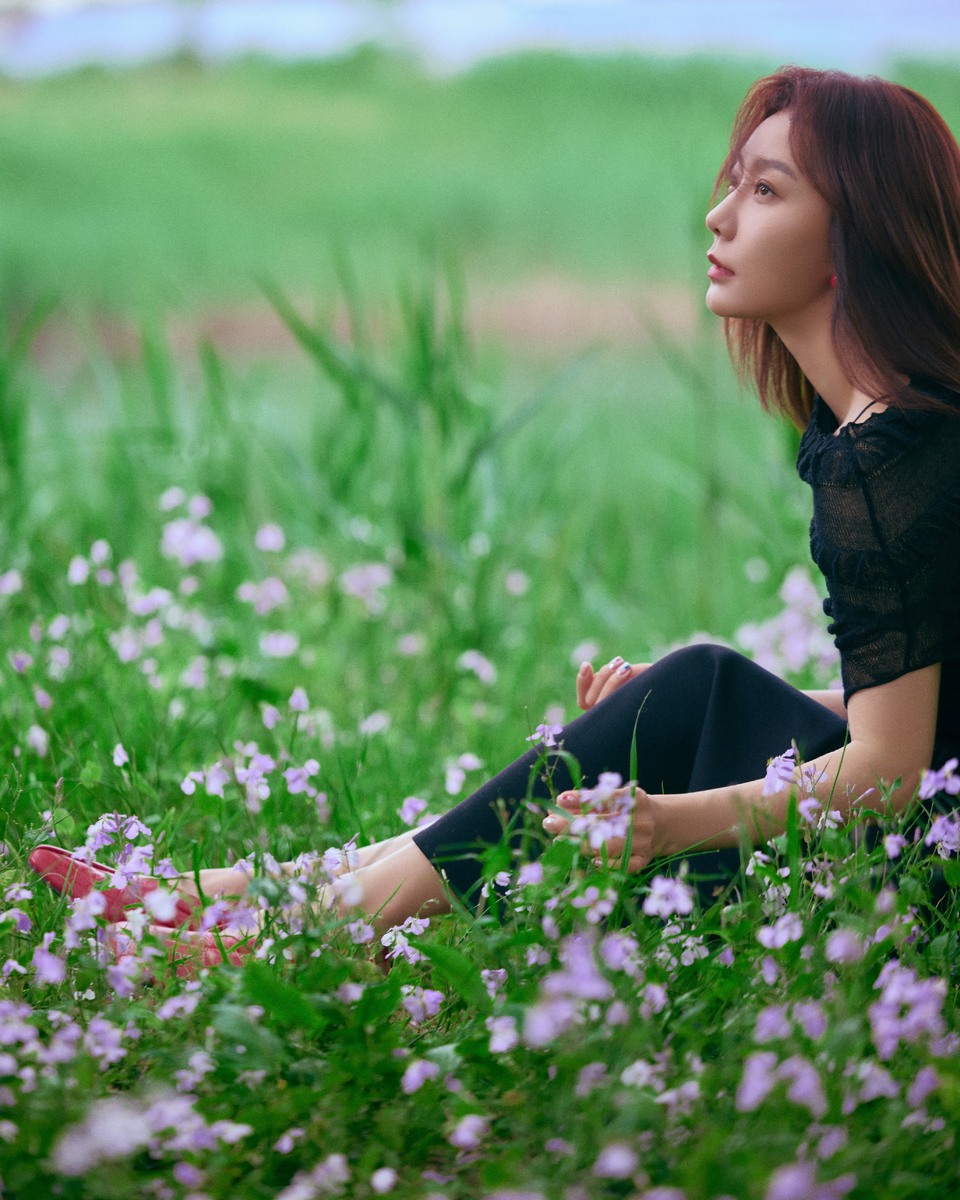 王珞丹简约黑裙自在随性 草木含香静享悠然时光  第9张