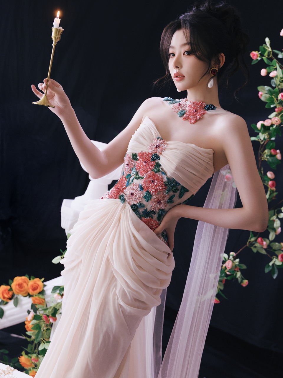 孔雪儿繁花摇曳幸福轮廓 柔光里邂逅每一次明媚