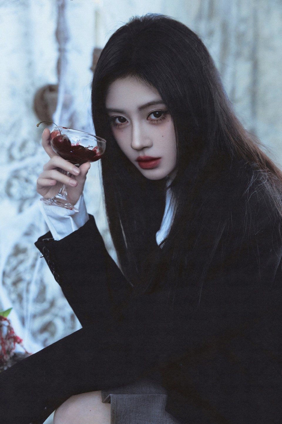 鞠婧祎蝶栖指尖暗夜生花 斟一杯绯色坠入暗夜绮梦  第4张