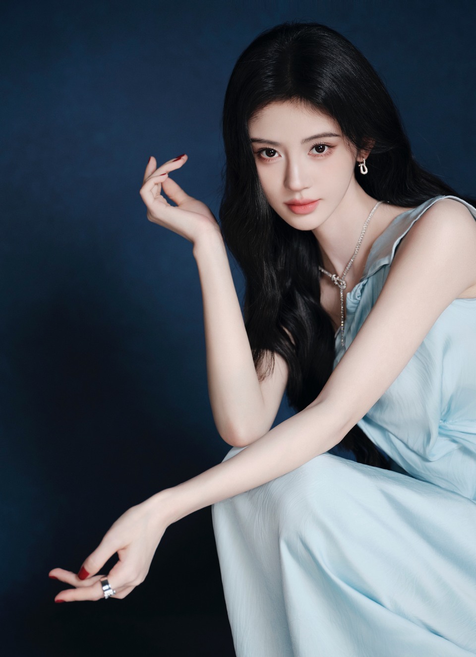鞠婧祎一克拉冰蓝明净浪漫 是银河落在掌心的梦  第2张