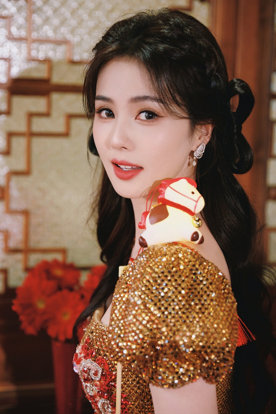 白鹿裁金红成韵挽红纱为姿 撷一缕流光鎏金绣彩  第8张