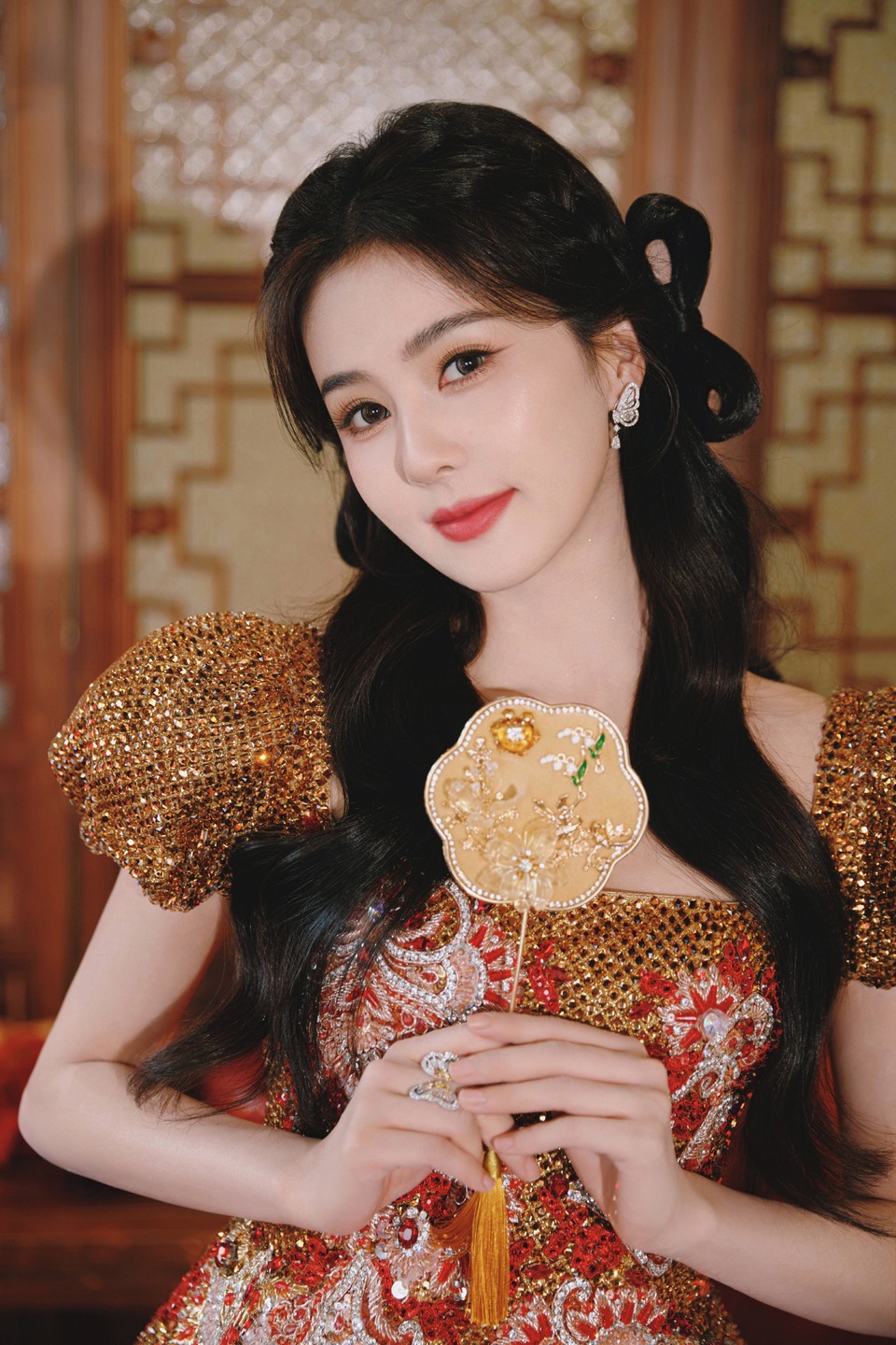 白鹿裁金红成韵挽红纱为姿 撷一缕流光鎏金绣彩  第6张