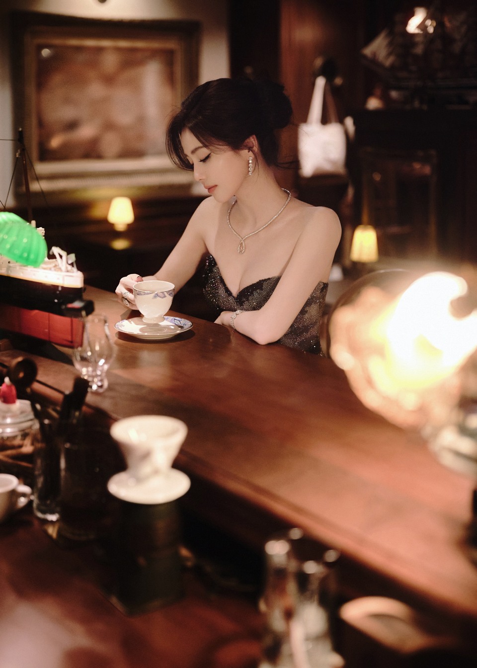 白鹿黛裙曳影星辉染睫 步履所至沉静生辉  第8张