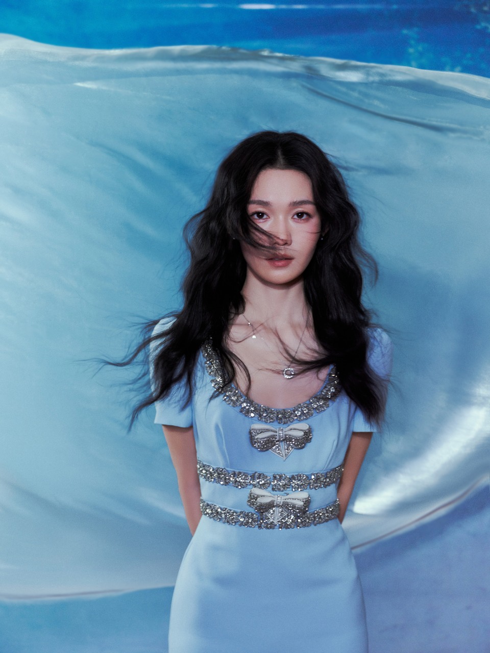 段奥娟绸缎流动光影定格 画中人以艺术之形  第2张