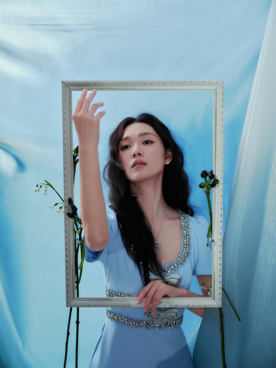 段奥娟绸缎流动光影定格 画中人以艺术之形  第7张