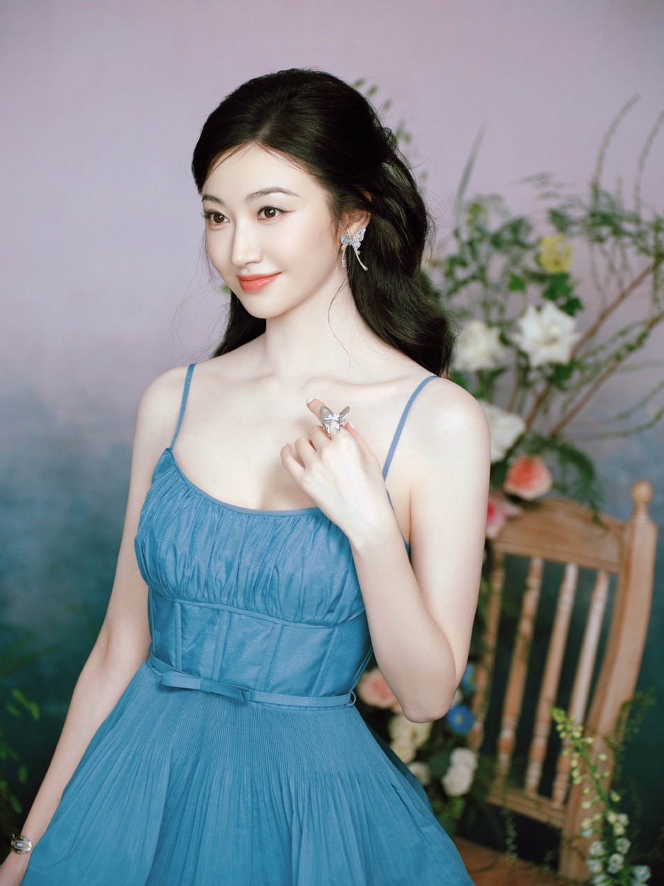 景甜拾花酿春浪漫出发 风拂光落肆意明媚