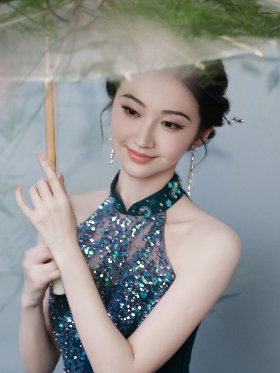 景甜碧水为裳珠翠点鬓 以现代之姿涵养东方韵致  第6张