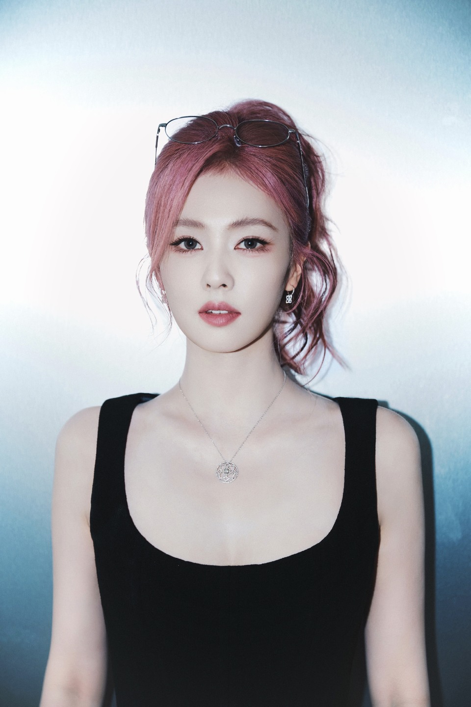 白鹿柔和与锋芒共生 内外丰盈点缀多元幻想  第6张