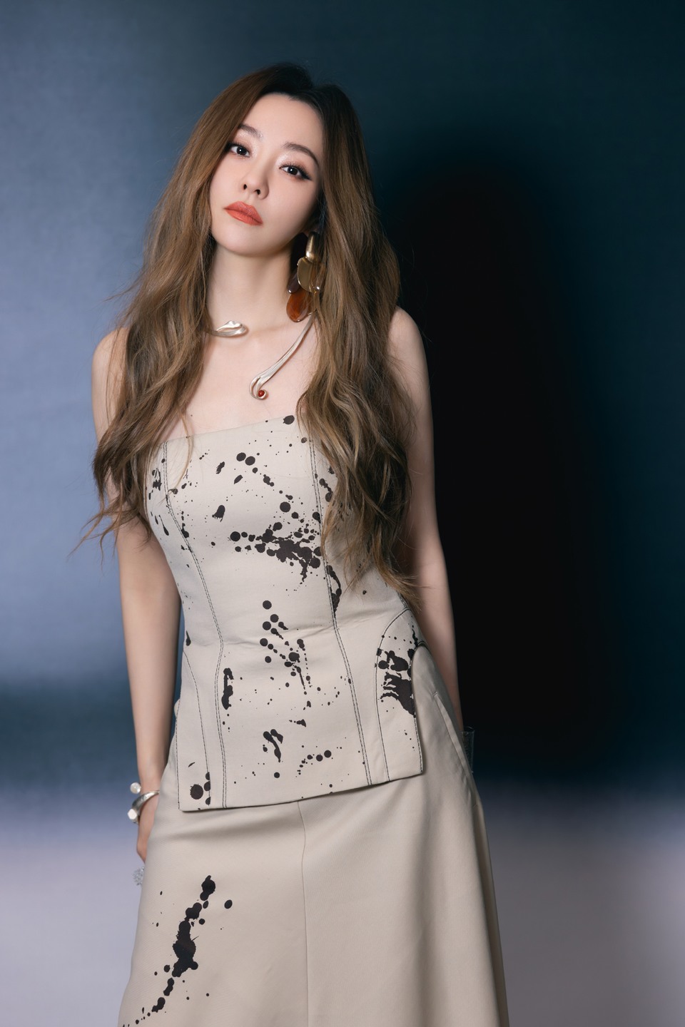 张靓颖晨光与素帛一同苏醒 月光织就的流云轻覆肩头  第2张