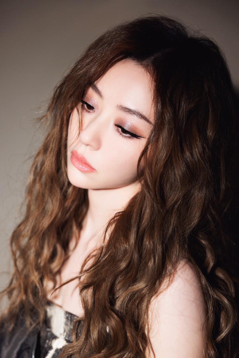 张靓颖在裙摆褶皱里谱写流动的音律 如画卷般徐徐铺开  第7张