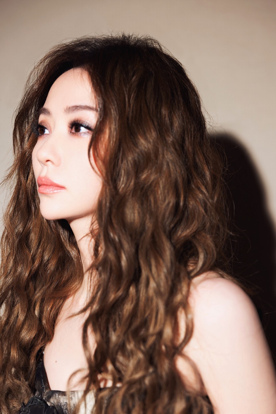 张靓颖在裙摆褶皱里谱写流动的音律 如画卷般徐徐铺开  第10张