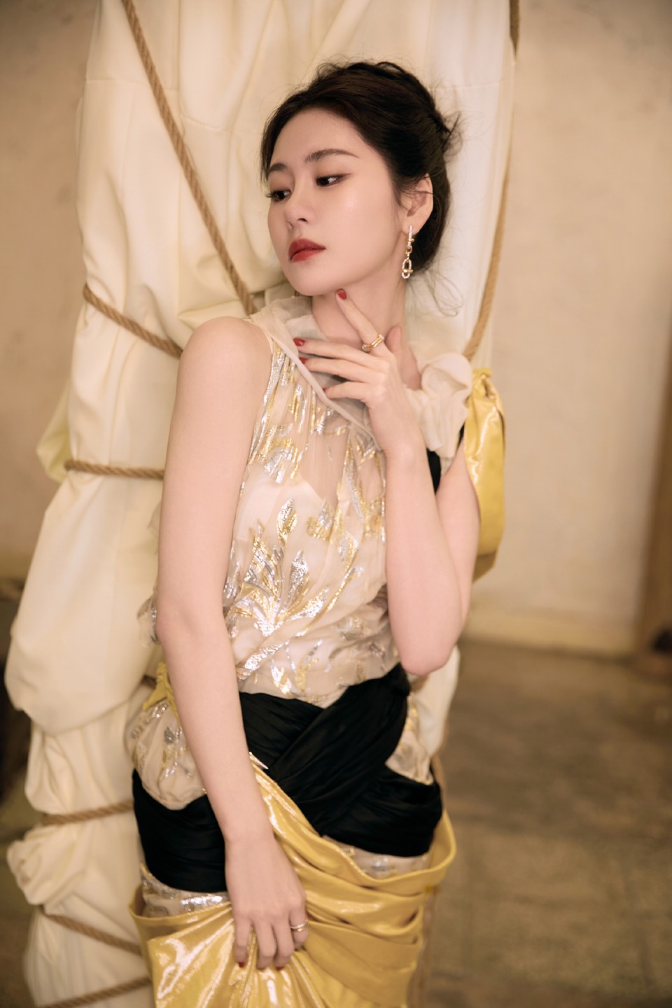 张碧晨裙裾都洒落鎏金岁月 是淬炼出的一缕金色  第9张