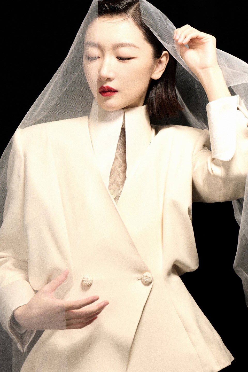 周冬雨以当代视角重构经典 于细节处安放态度  第2张