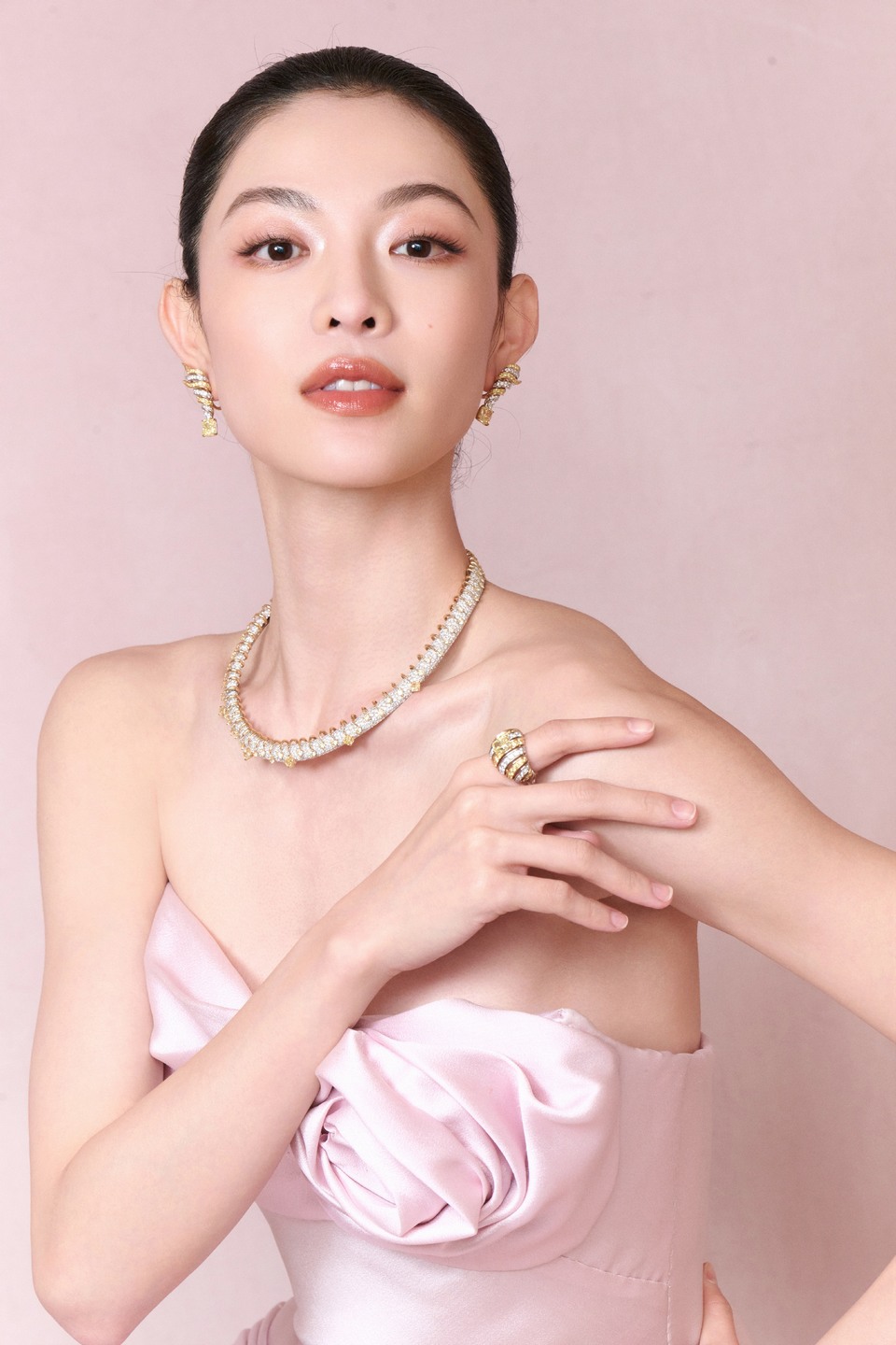 钟楚曦绮丽粲然勾勒灵动 循斑斓美意绽熠熠新姿  第8张
