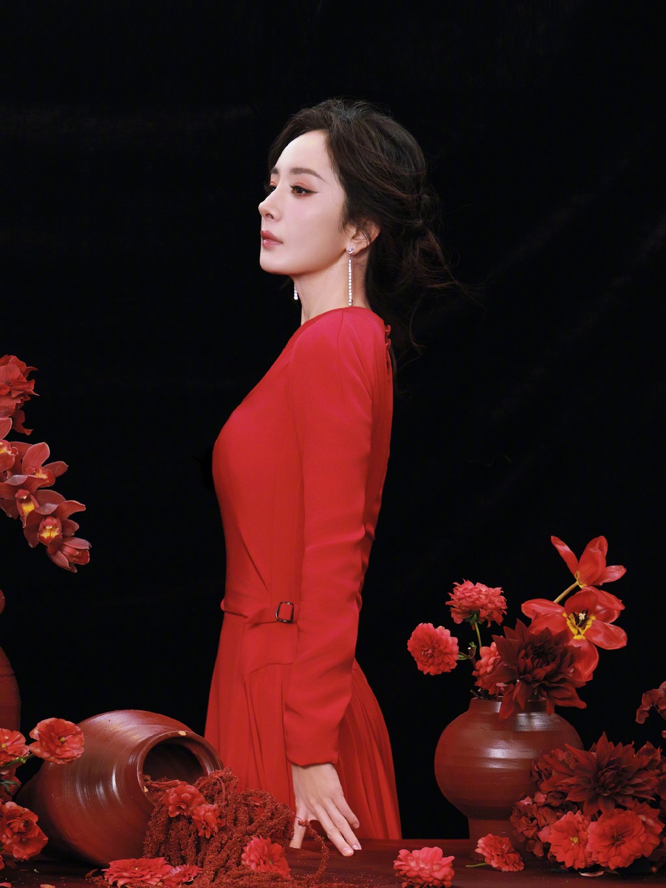 杨幂花影倚肩低语暗涌 唯有那一抹红在生长漫溢  第9张